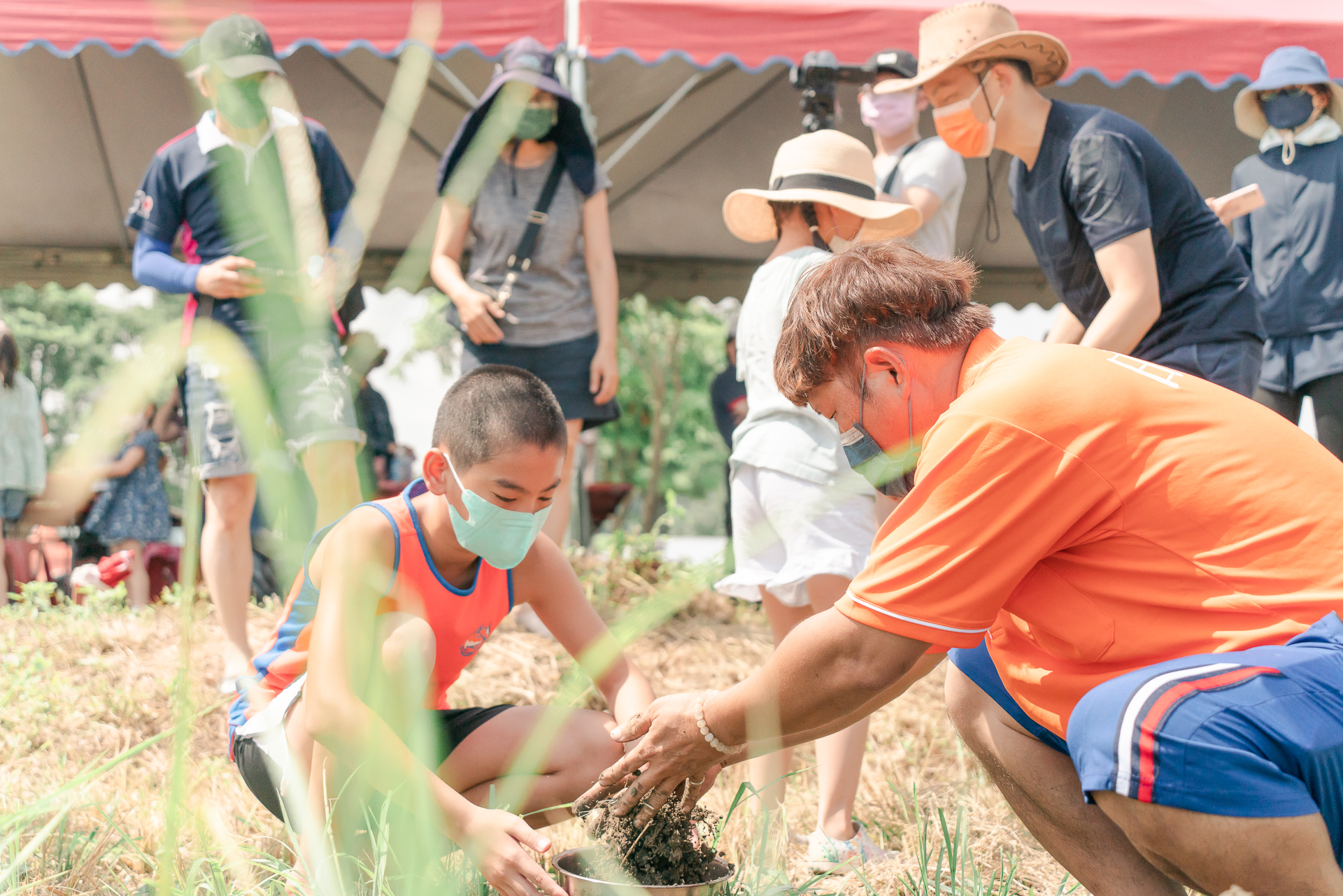 皓橘專業攝影團隊在高雄美濃拍攝雷科科技公司家庭日種夏耕一畝田之活動紀錄畫面，歡迎洽詢相關活動攝影報價