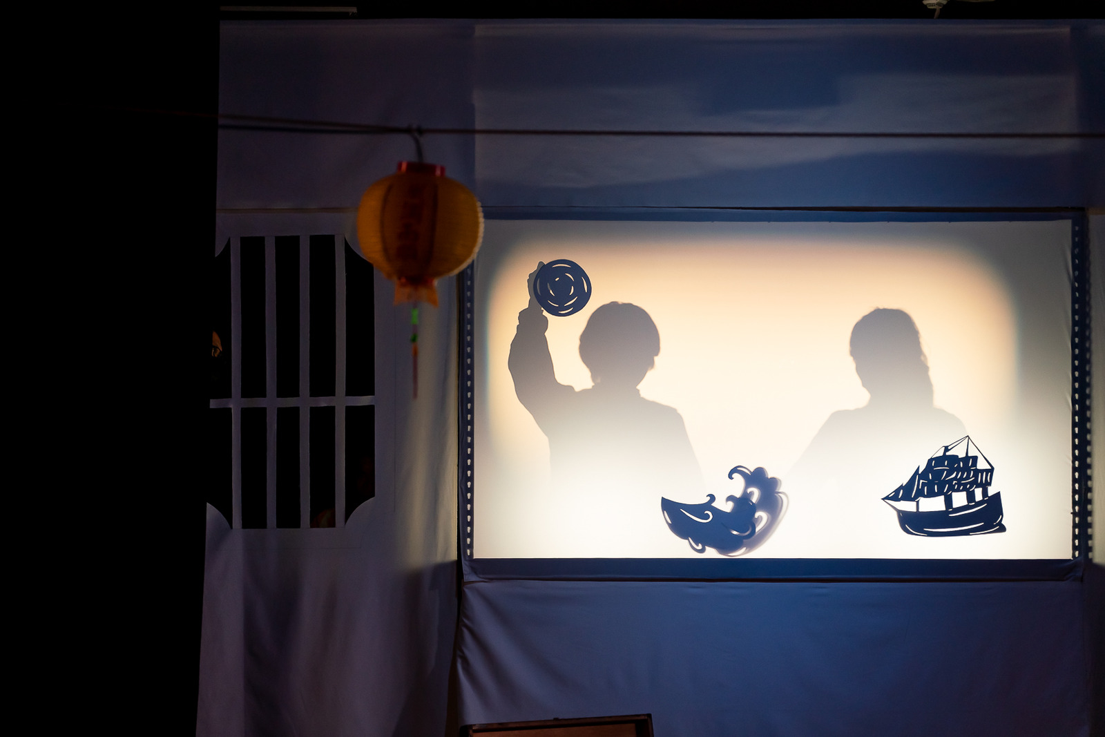 專業攝影團隊皓橘攝影在高雄市皮影戲館拍攝響座劇場的演出光之路活動記錄，詢問活動攝影報價