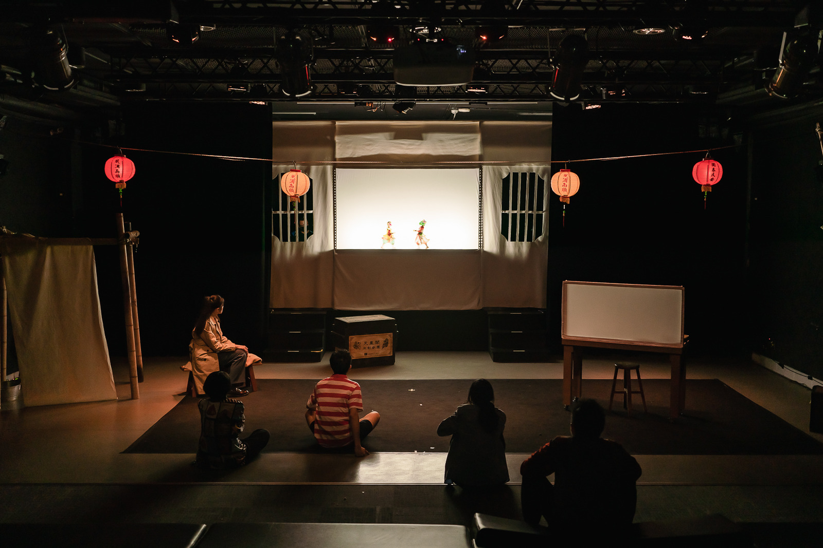 專業攝影團隊皓橘攝影在高雄市皮影戲館拍攝響座劇場的演出光之路活動記錄，詢問活動攝影報價