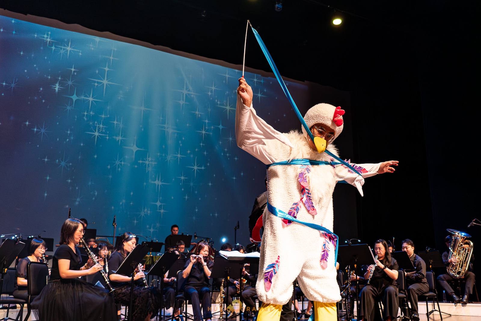 專業攝影團隊皓橘攝影在高雄市文化中心至德堂桃園展演中心拍攝桃園市立交響管樂團及萬花筒劇團的演出格列佛勇闖綠野仙蹤活動記錄，詢問活動攝影報價