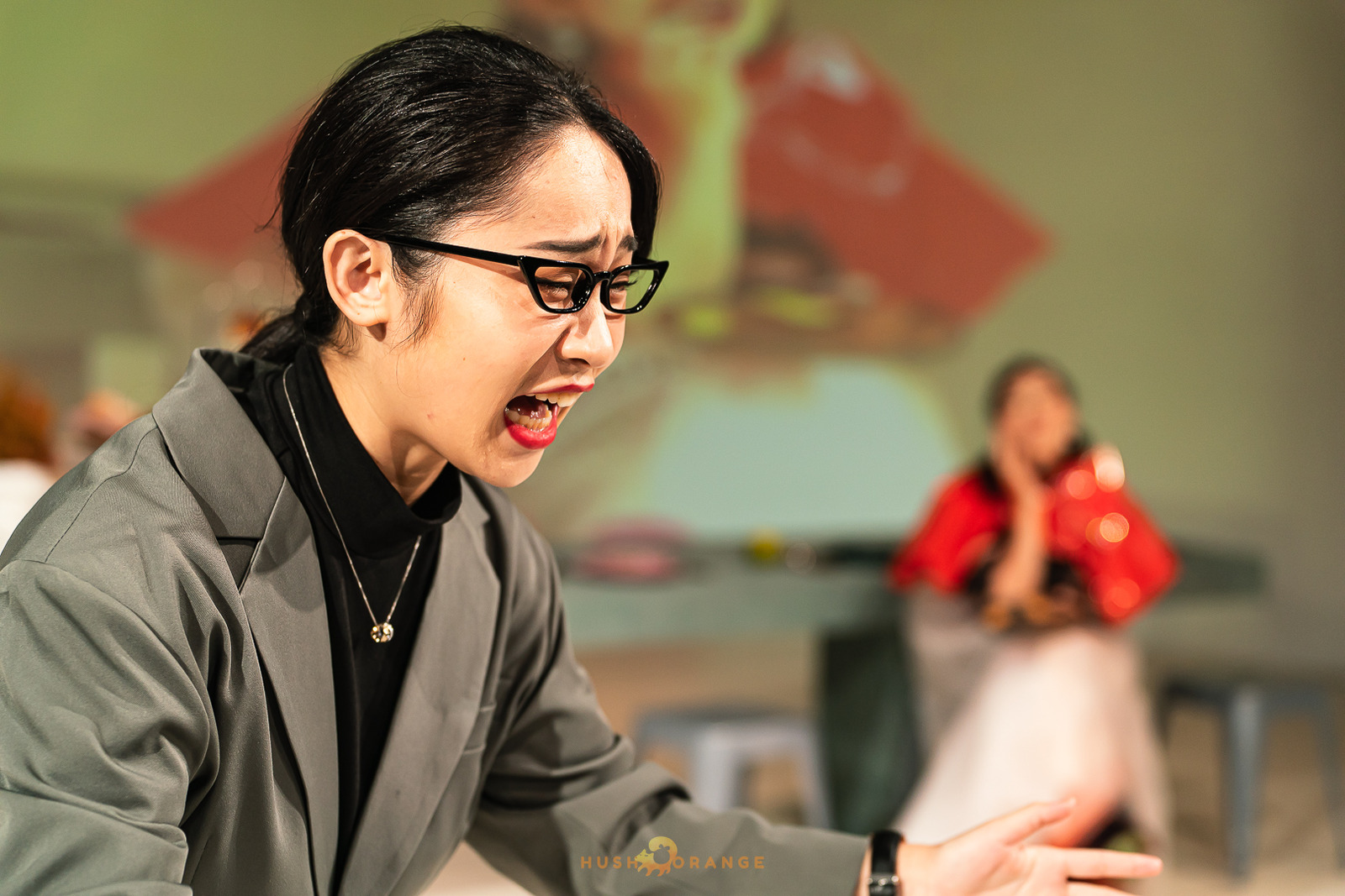 專業攝影團隊皓橘攝影在駁二正港小劇場拍攝國立中山大學劇場藝術學系年度製作的米蒂亞直播中活動記錄，詢問活動攝影報價