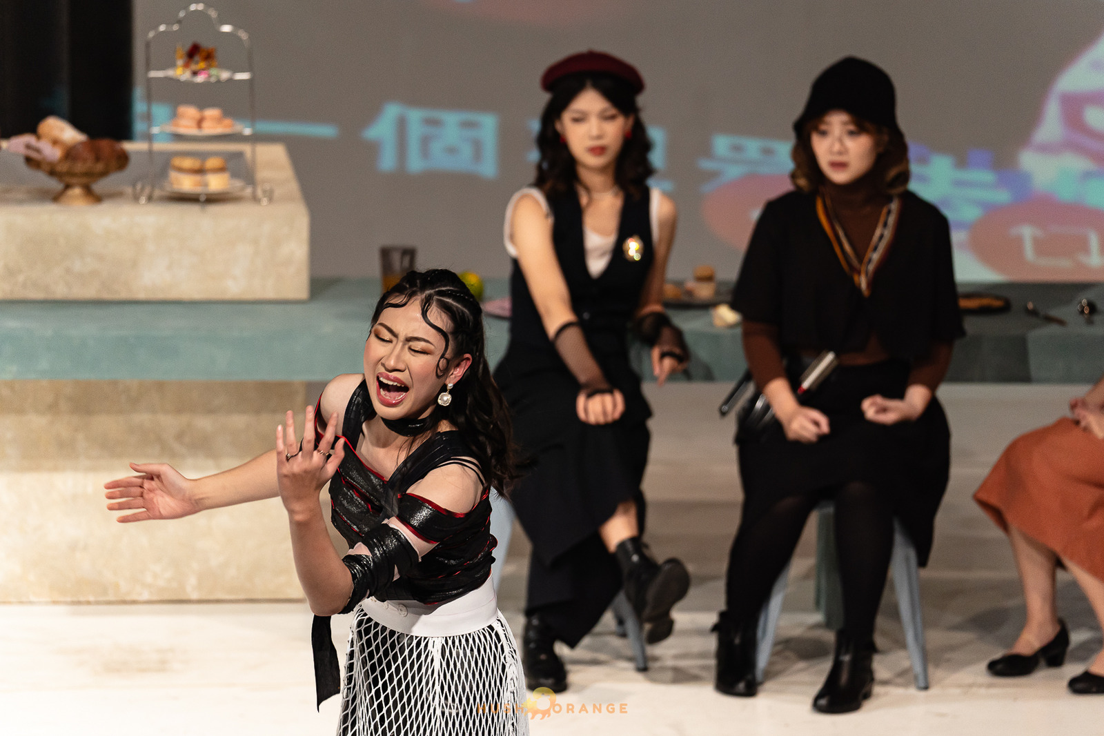 專業攝影團隊皓橘攝影在駁二正港小劇場拍攝國立中山大學劇場藝術學系年度製作的米蒂亞直播中活動記錄，詢問活動攝影報價