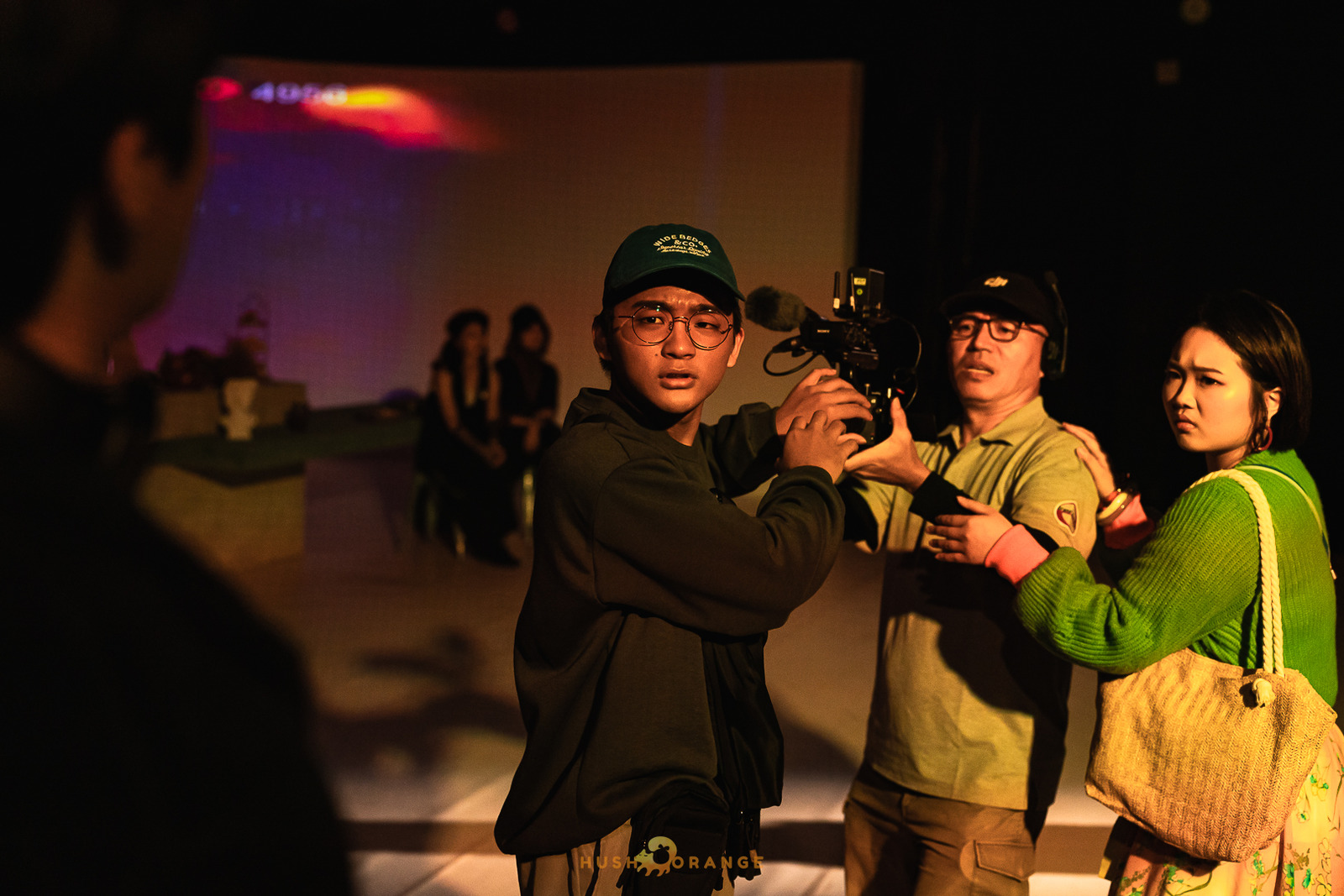 專業攝影團隊皓橘攝影在駁二正港小劇場拍攝國立中山大學劇場藝術學系年度製作的米蒂亞直播中活動記錄，詢問活動攝影報價