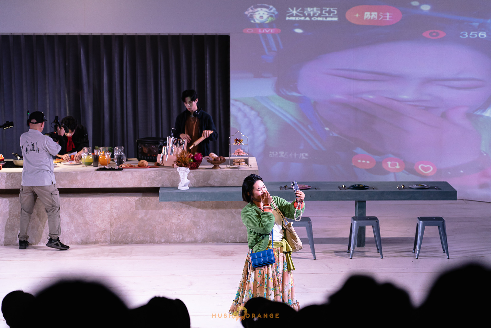 專業攝影團隊皓橘攝影在駁二正港小劇場拍攝國立中山大學劇場藝術學系年度製作的米蒂亞直播中活動記錄，詢問活動攝影報價