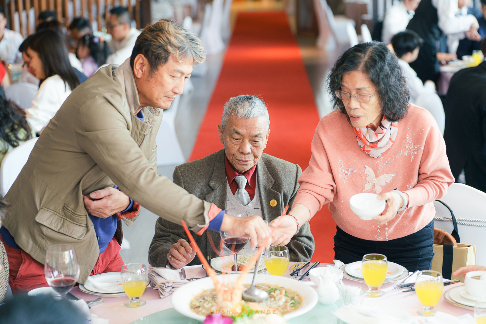 皓橘專業攝影團隊在高雄西灣會館拍攝新人婚禮之活動紀錄畫面，歡迎洽詢相關活動攝影報價