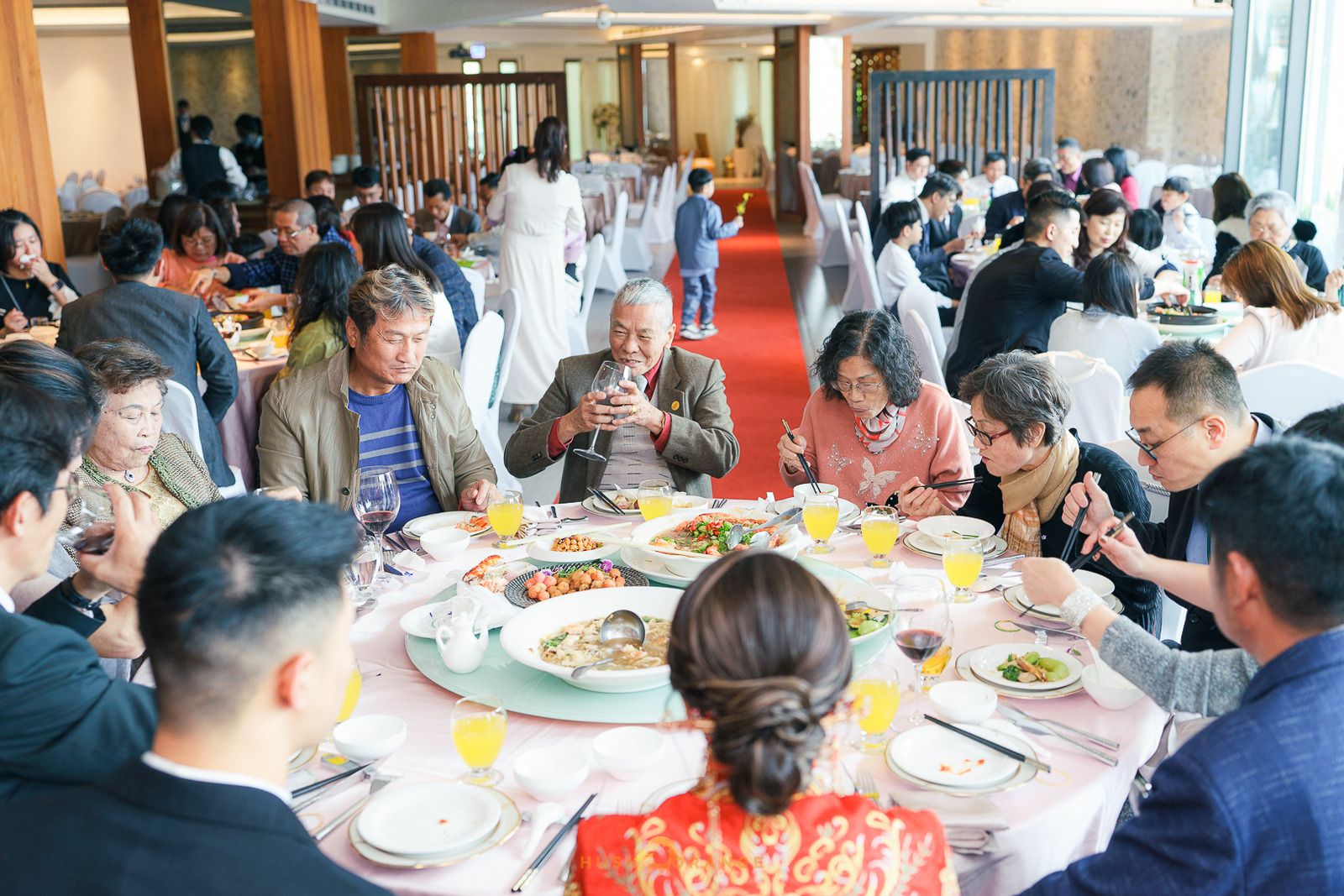 皓橘專業攝影團隊在高雄西灣會館拍攝新人婚禮之活動紀錄畫面，歡迎洽詢相關活動攝影報價