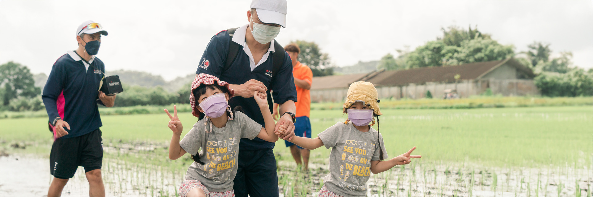 皓橘專業攝影團隊在高雄美濃拍攝雷科科技公司家庭日種夏耕一畝田之活動紀錄畫面，歡迎洽詢相關活動攝影報價