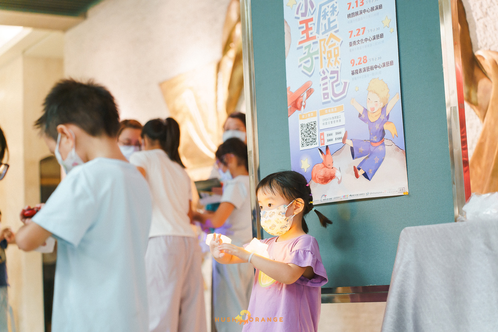 專業攝影團隊皓橘攝影在桃園展演中心拍攝桃園市立交響管樂團及萬花筒劇團的演出小王子歷險記活動記錄，詢問活動攝影報價