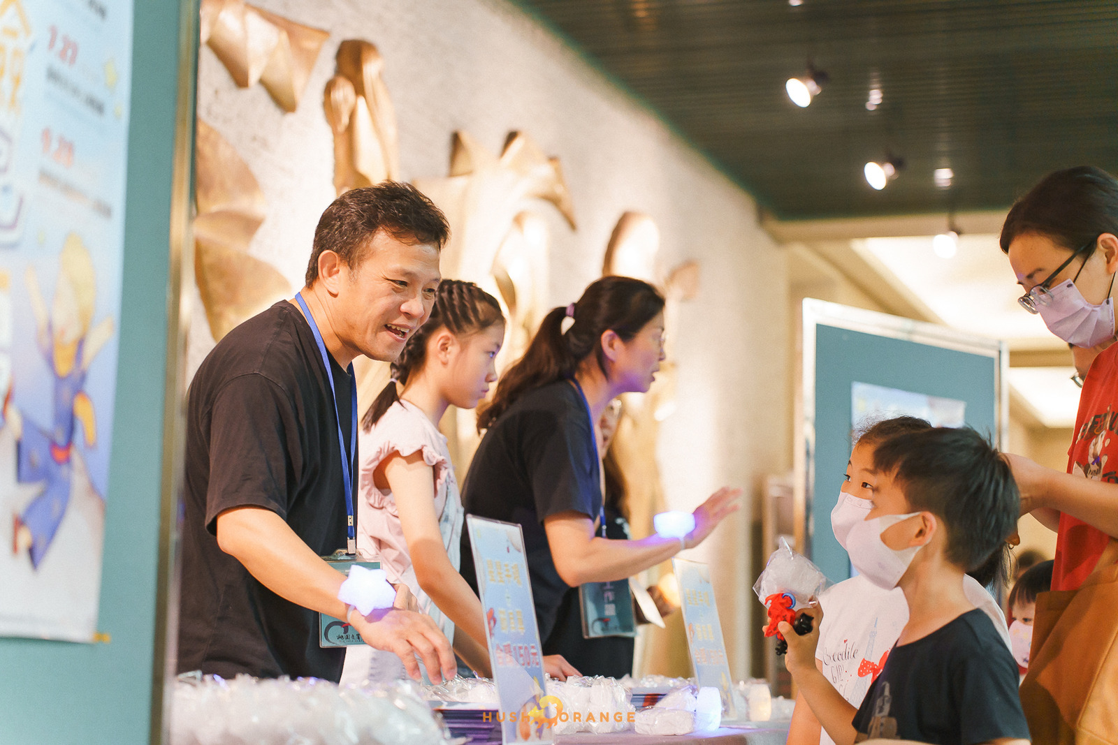 專業攝影團隊皓橘攝影在桃園展演中心拍攝桃園市立交響管樂團及萬花筒劇團的演出小王子歷險記活動記錄，詢問活動攝影報價