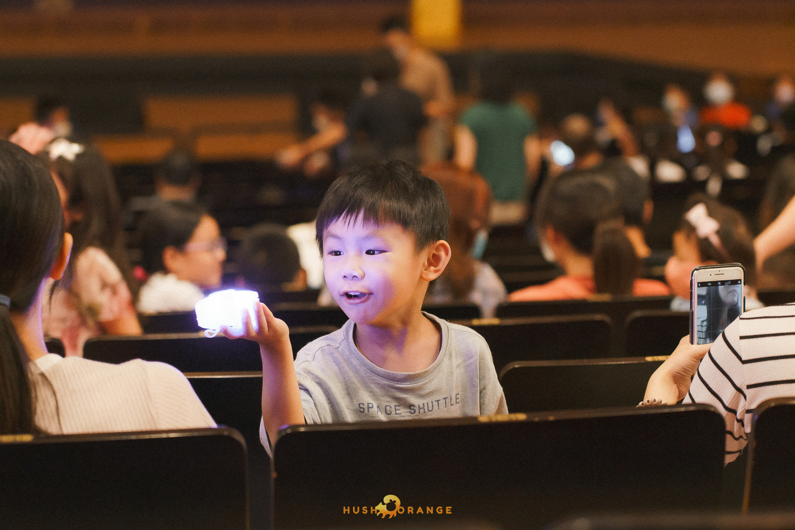 專業攝影團隊皓橘攝影在桃園展演中心拍攝桃園市立交響管樂團及萬花筒劇團的演出小王子歷險記活動記錄，詢問活動攝影報價