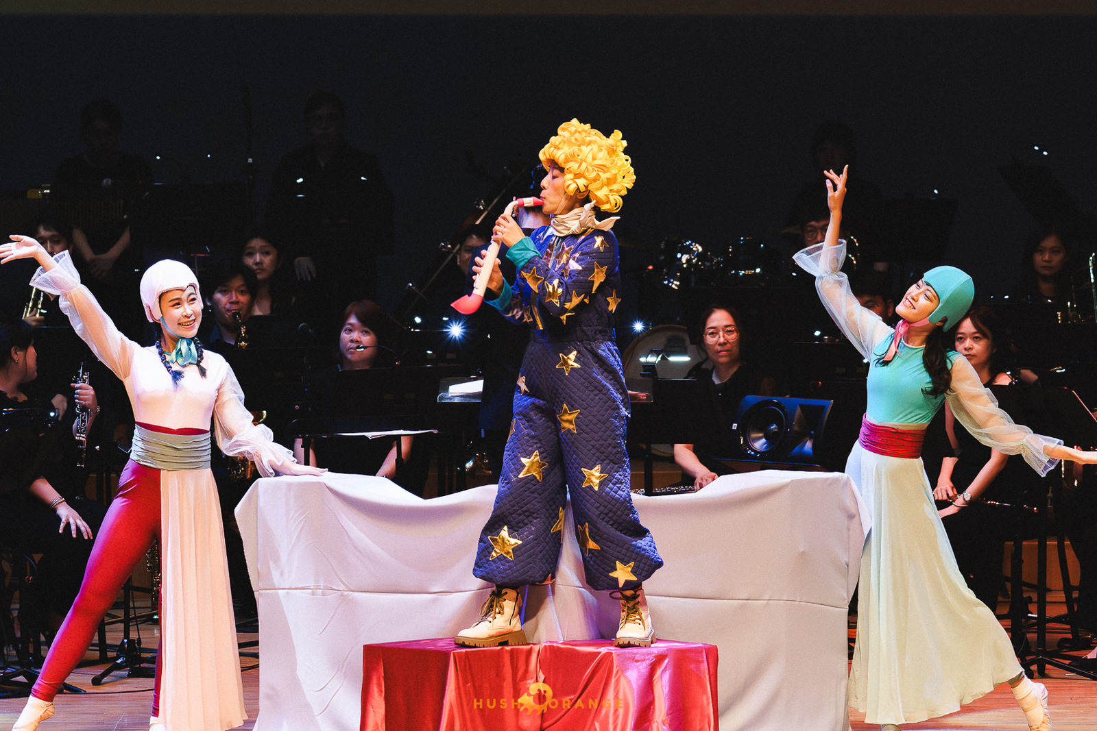 專業攝影團隊皓橘攝影在桃園展演中心拍攝桃園市立交響管樂團及萬花筒劇團的演出小王子歷險記活動記錄，詢問活動攝影報價