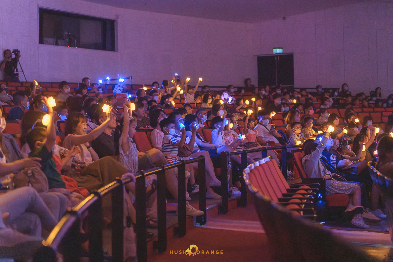 專業攝影團隊皓橘攝影在桃園展演中心拍攝桃園市立交響管樂團及萬花筒劇團的演出小王子歷險記活動記錄，詢問活動攝影報價