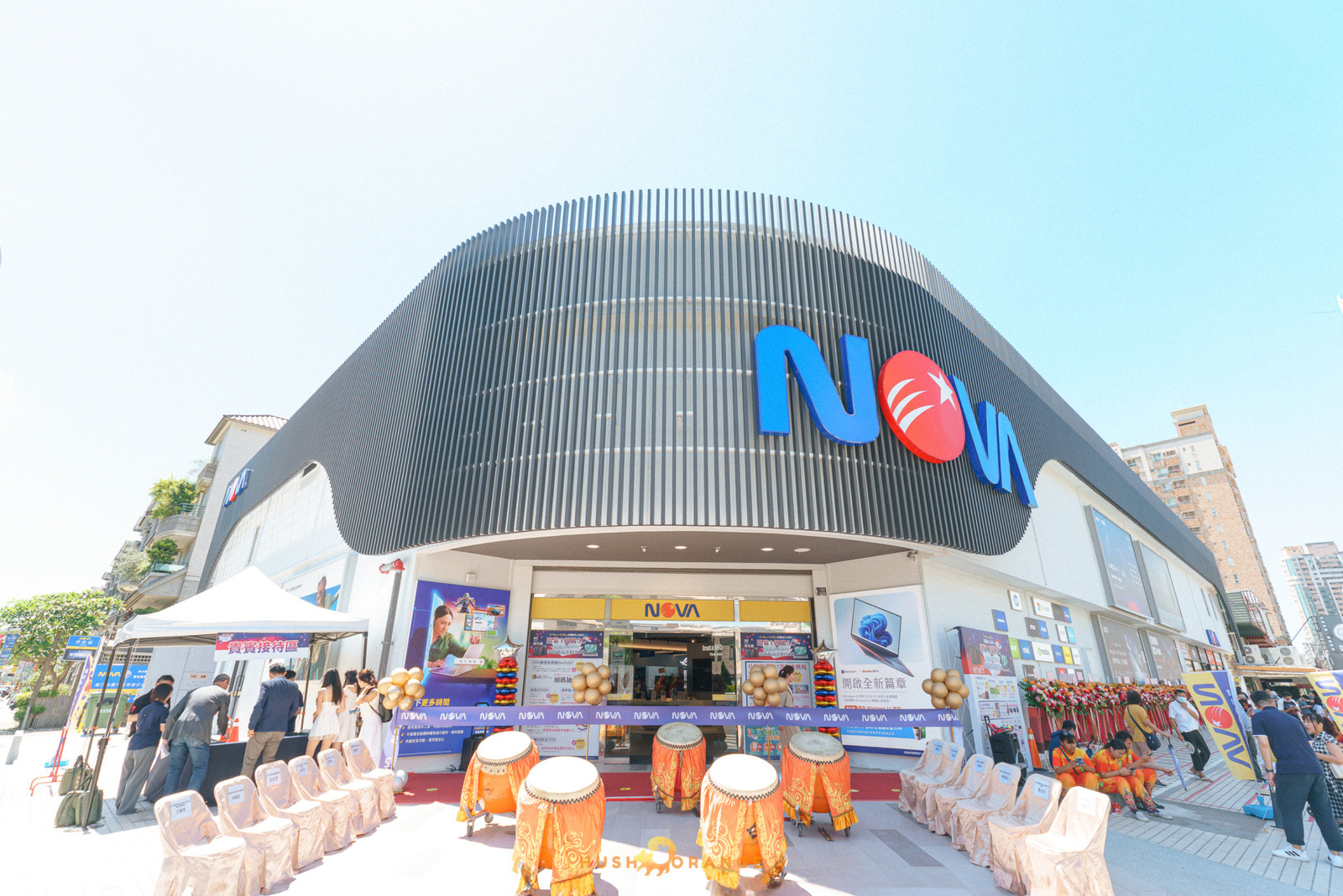 專業攝影團隊皓橘攝影在高雄鳳山Nova店拍攝開幕式剪彩儀式活動記錄的畫面，詢問活動攝影報價