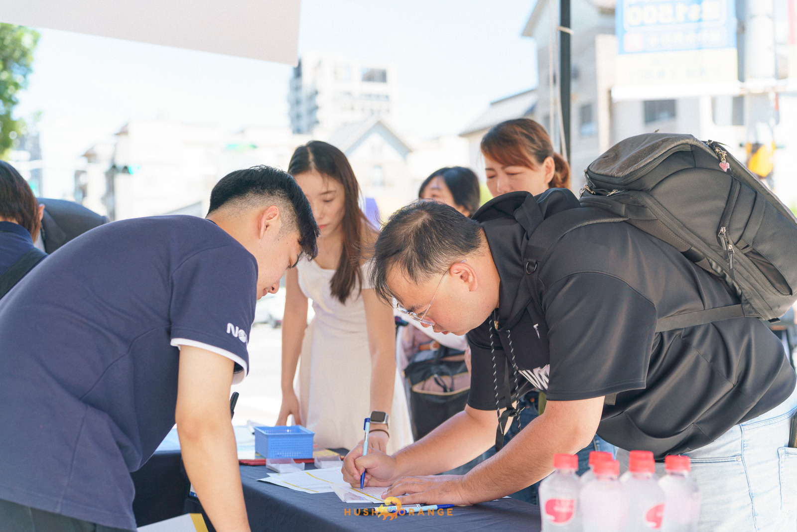 專業攝影團隊皓橘攝影在高雄鳳山Nova店拍攝開幕式剪彩儀式活動記錄的畫面，詢問活動攝影報價