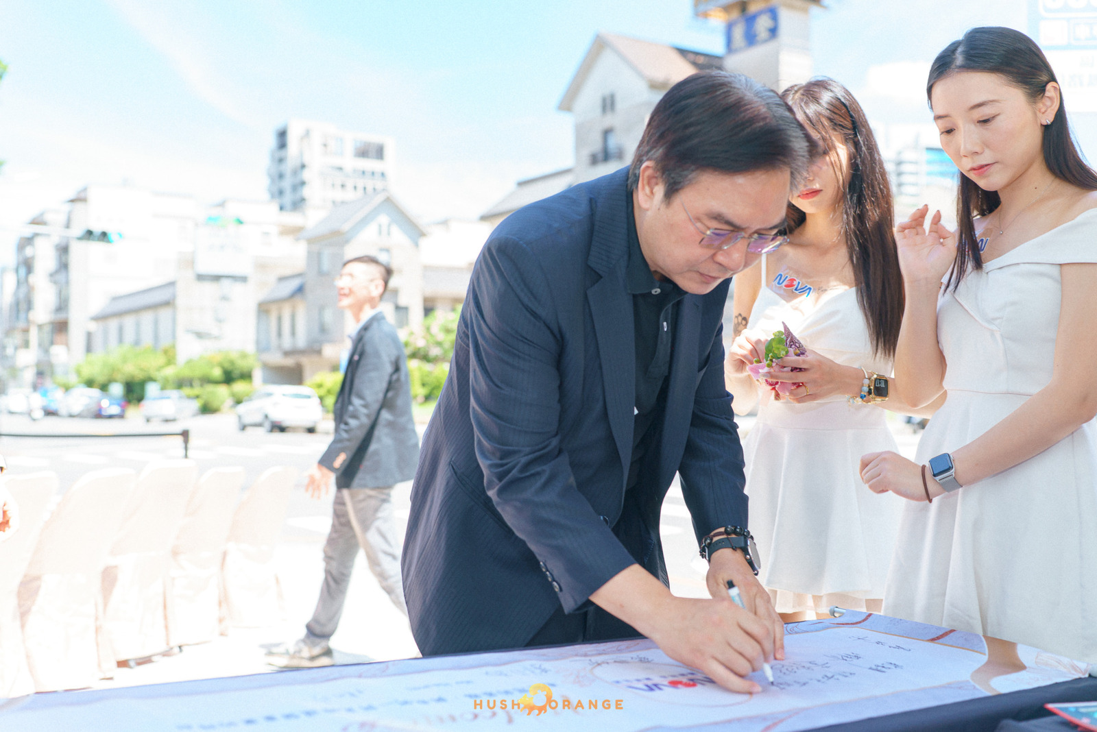 專業攝影團隊皓橘攝影在高雄鳳山Nova店拍攝開幕式剪彩儀式活動記錄的畫面，詢問活動攝影報價