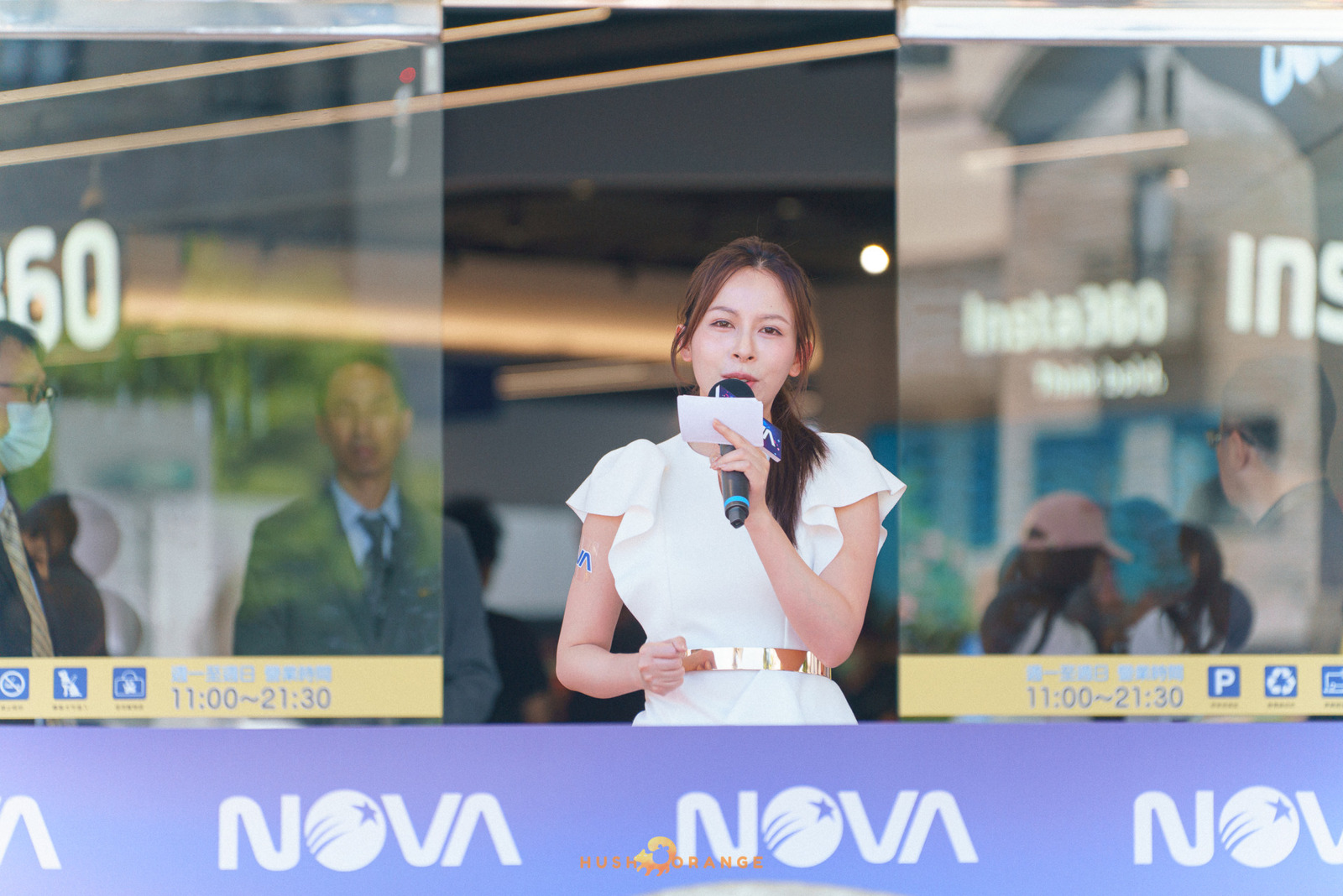 專業攝影團隊皓橘攝影在高雄鳳山Nova店拍攝開幕式剪彩儀式活動記錄的畫面，詢問活動攝影報價