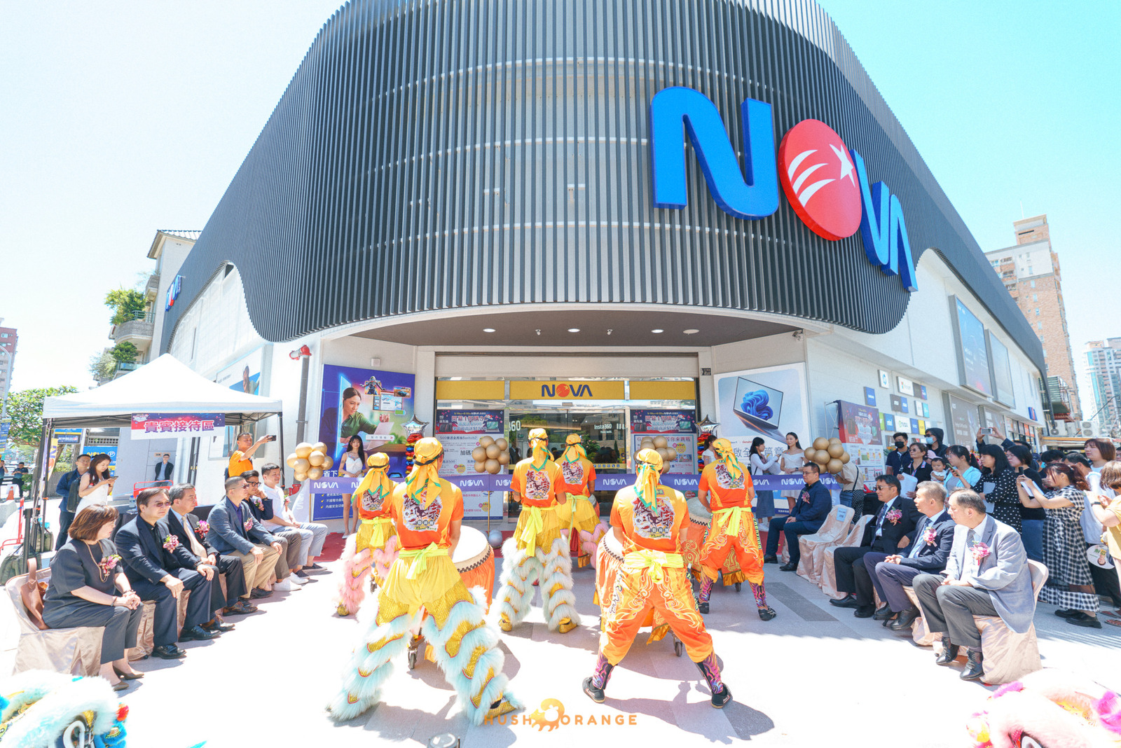 專業攝影團隊皓橘攝影在高雄鳳山Nova店拍攝開幕式剪彩儀式活動記錄的畫面，詢問活動攝影報價