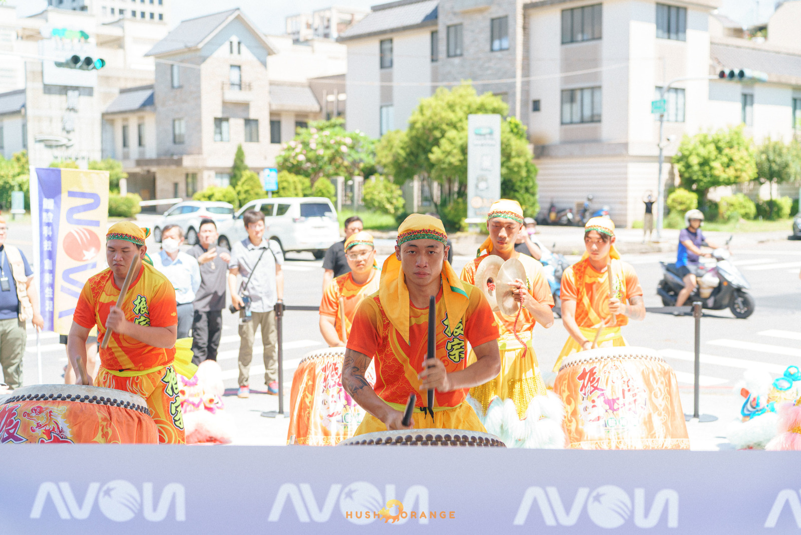 專業攝影團隊皓橘攝影在高雄鳳山Nova店拍攝開幕式剪彩儀式活動記錄的畫面，詢問活動攝影報價