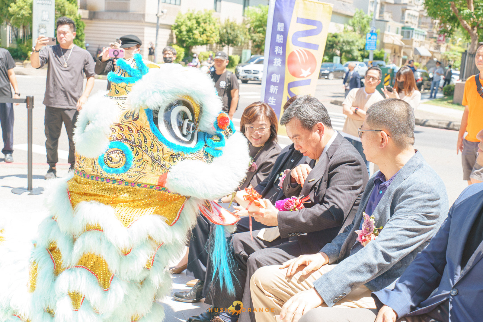 專業攝影團隊皓橘攝影在高雄鳳山Nova店拍攝開幕式剪彩儀式活動記錄的畫面，詢問活動攝影報價