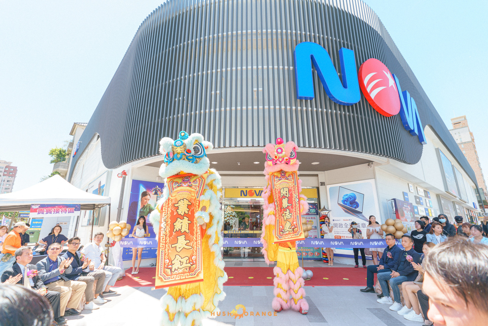 專業攝影團隊皓橘攝影在高雄鳳山Nova店拍攝開幕式剪彩儀式活動記錄的畫面，詢問活動攝影報價