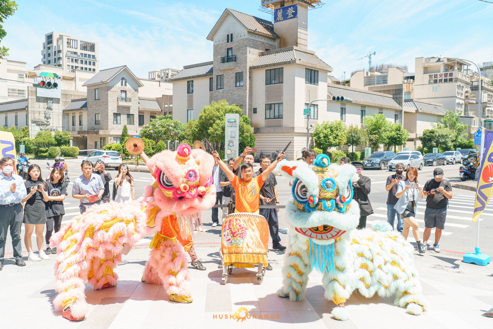 專業攝影團隊皓橘攝影在高雄鳳山Nova店拍攝開幕式剪彩儀式活動記錄的畫面，詢問活動攝影報價