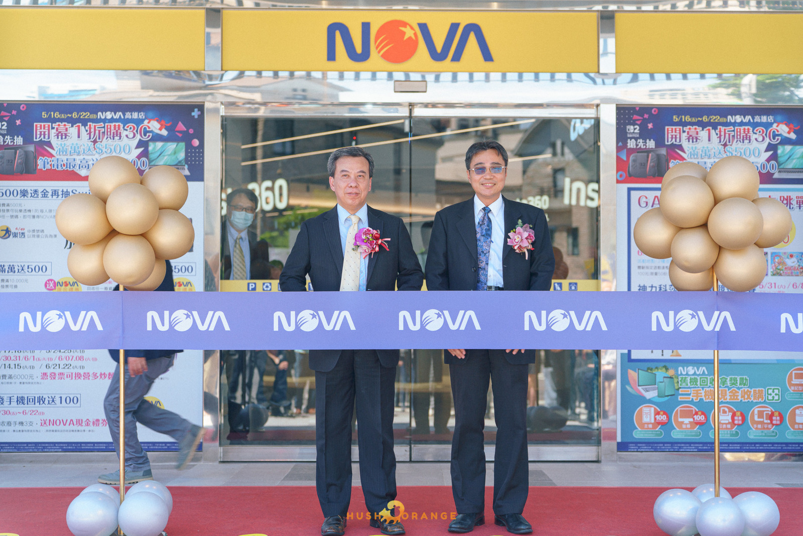 專業攝影團隊皓橘攝影在高雄鳳山Nova店拍攝開幕式剪彩儀式活動記錄的畫面，詢問活動攝影報價