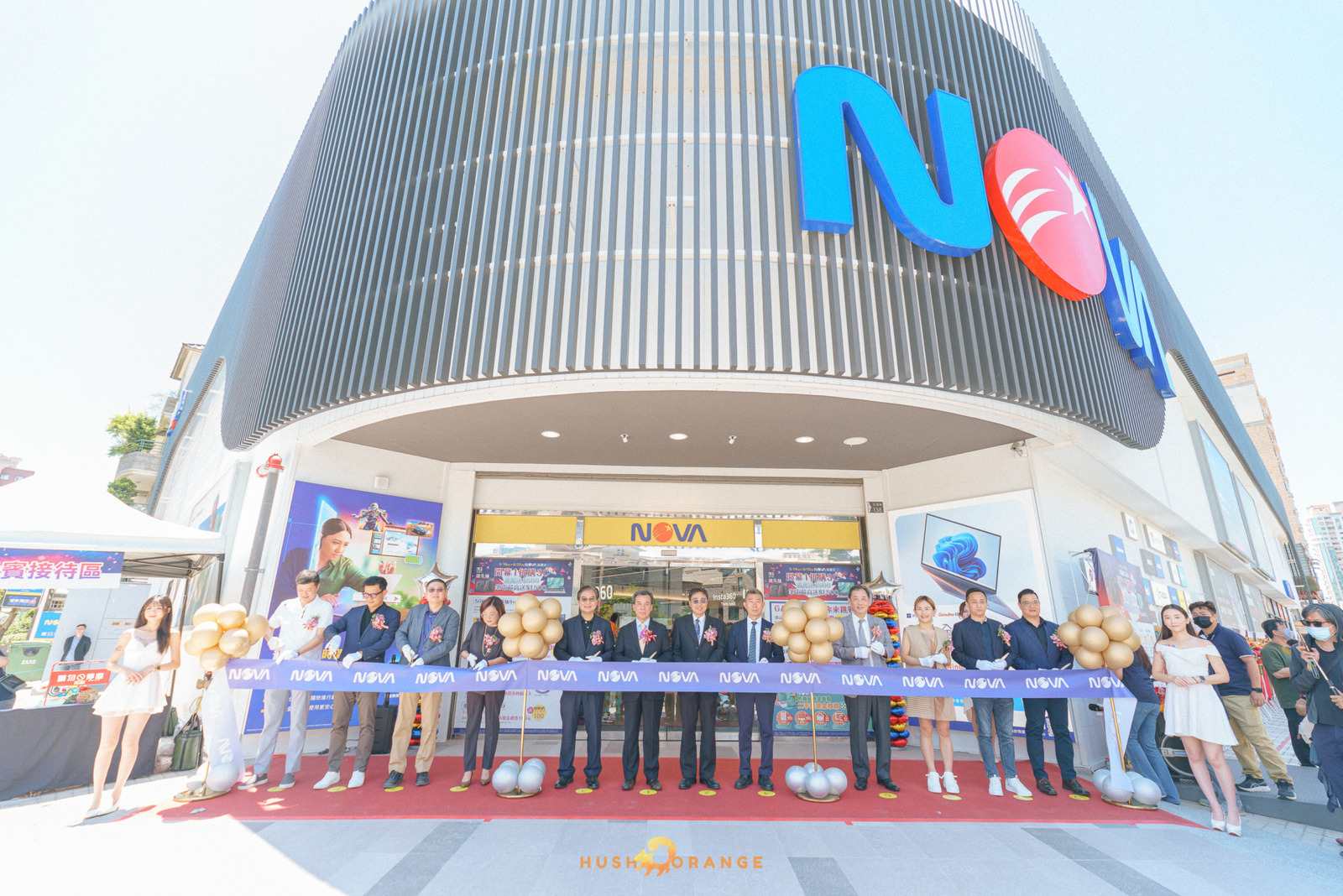 專業攝影團隊皓橘攝影在高雄鳳山Nova店拍攝開幕式剪彩儀式活動記錄的畫面，詢問活動攝影報價