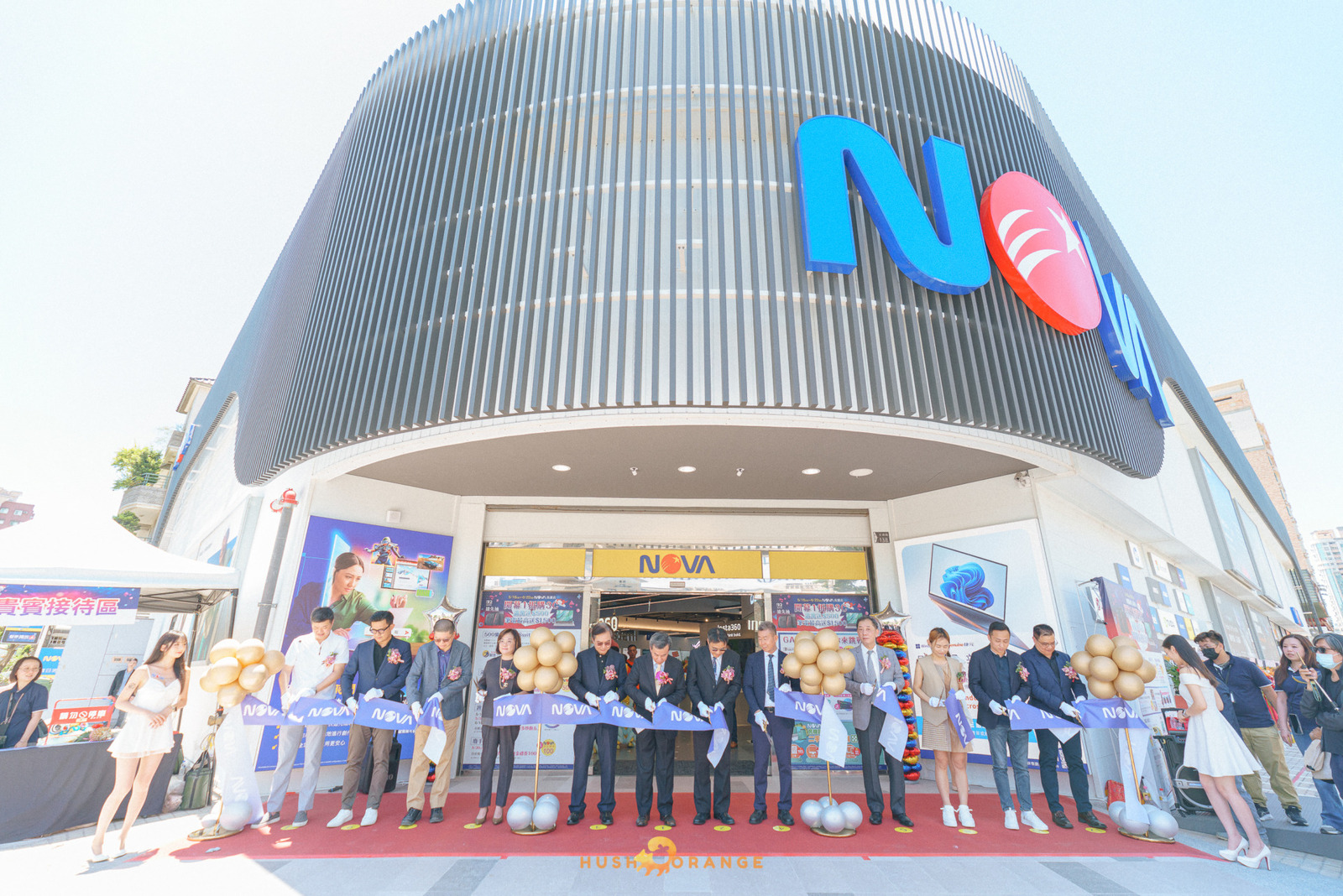 專業攝影團隊皓橘攝影在高雄鳳山Nova店拍攝開幕式剪彩儀式活動記錄的畫面，詢問活動攝影報價