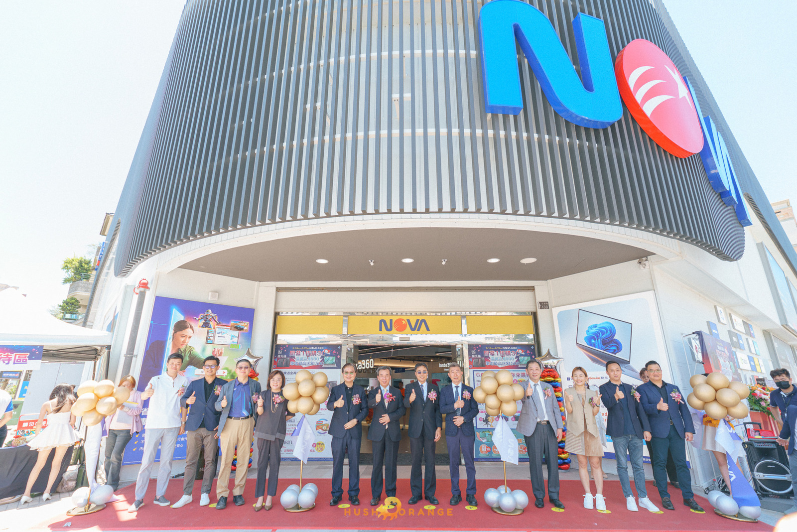 專業攝影團隊皓橘攝影在高雄鳳山Nova店拍攝開幕式剪彩儀式活動記錄的畫面，詢問活動攝影報價