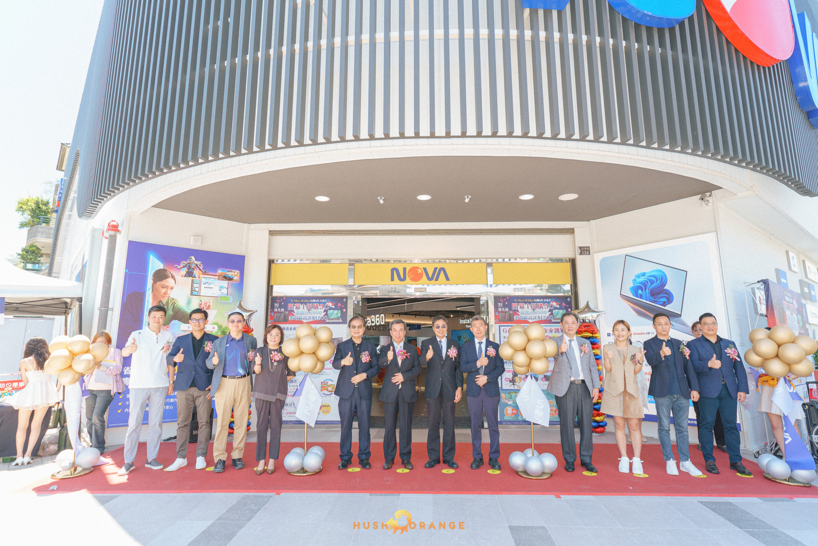 專業攝影團隊皓橘攝影在高雄鳳山Nova店拍攝開幕式剪彩儀式活動記錄的畫面，詢問活動攝影報價