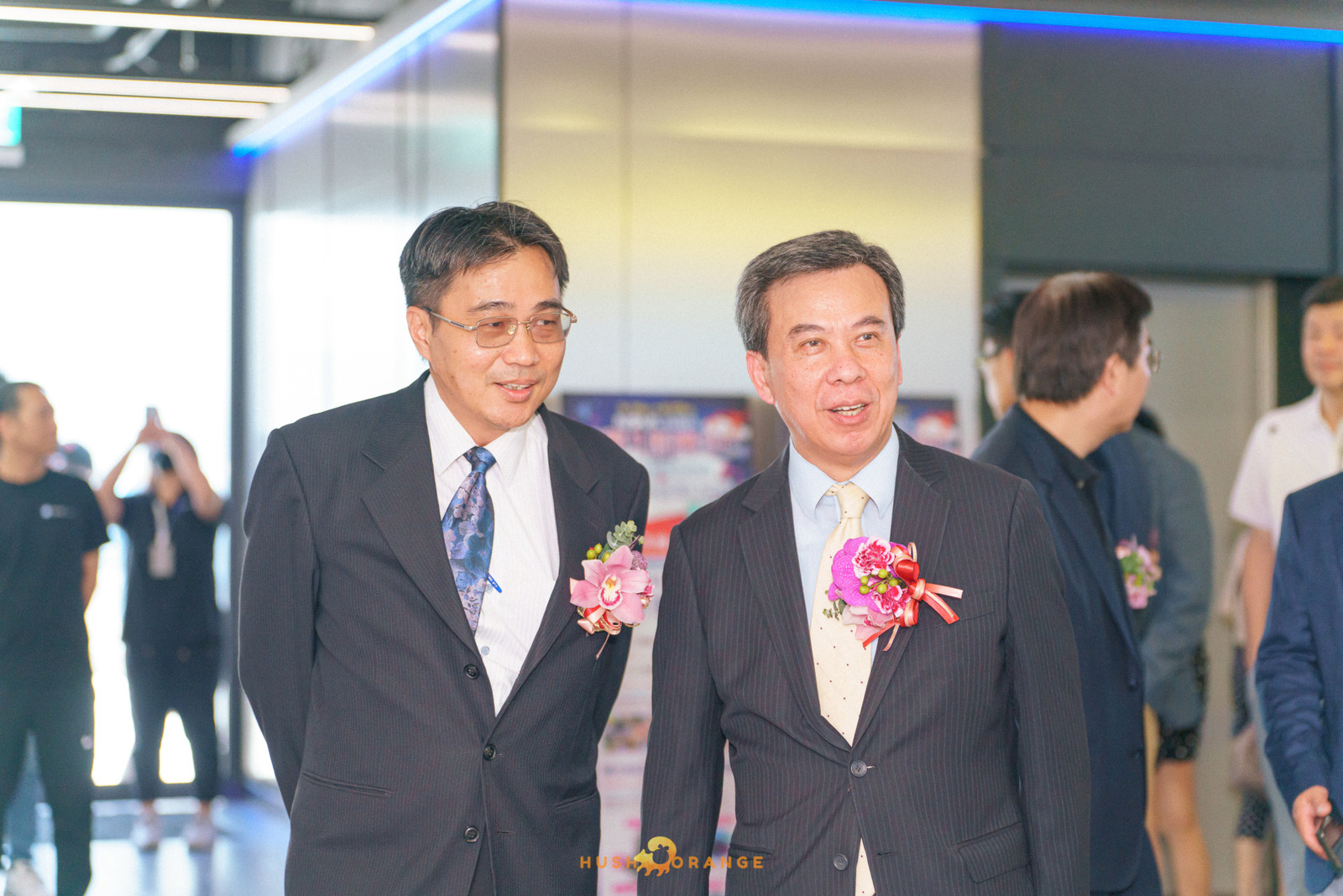 專業攝影團隊皓橘攝影在高雄鳳山Nova店拍攝開幕式剪彩儀式活動記錄的畫面，詢問活動攝影報價