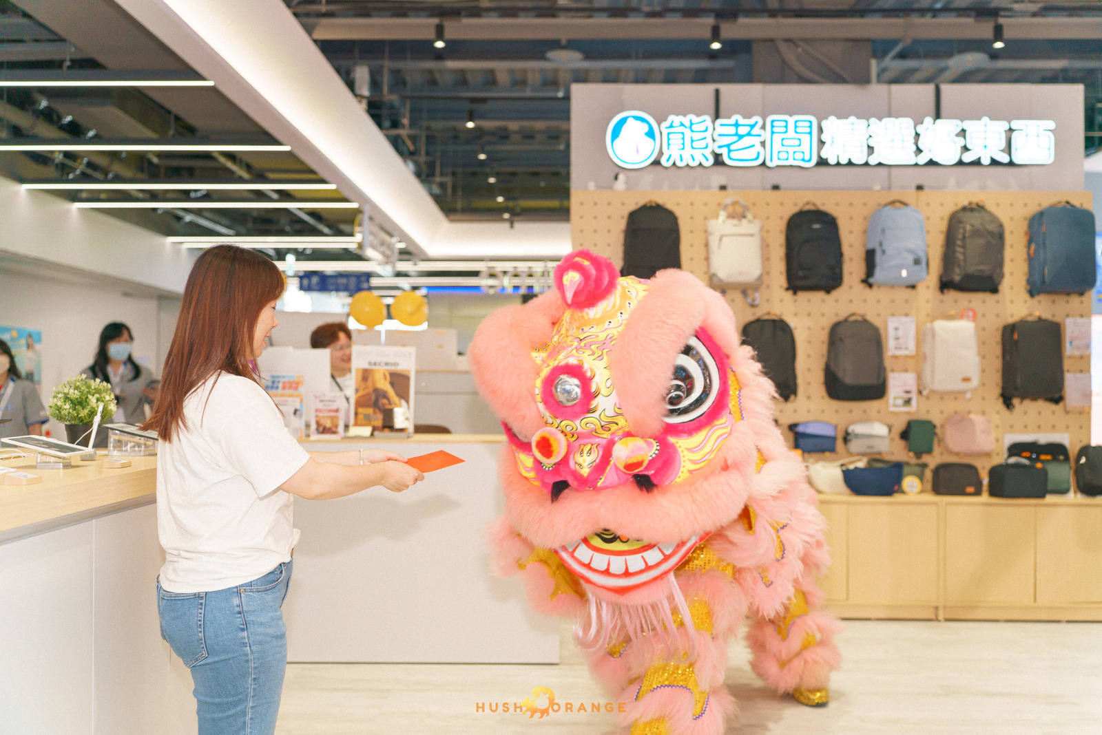 專業攝影團隊皓橘攝影在高雄鳳山Nova店拍攝開幕式剪彩儀式活動記錄的畫面，詢問活動攝影報價