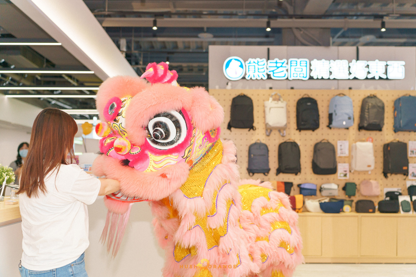 專業攝影團隊皓橘攝影在高雄鳳山Nova店拍攝開幕式剪彩儀式活動記錄的畫面，詢問活動攝影報價