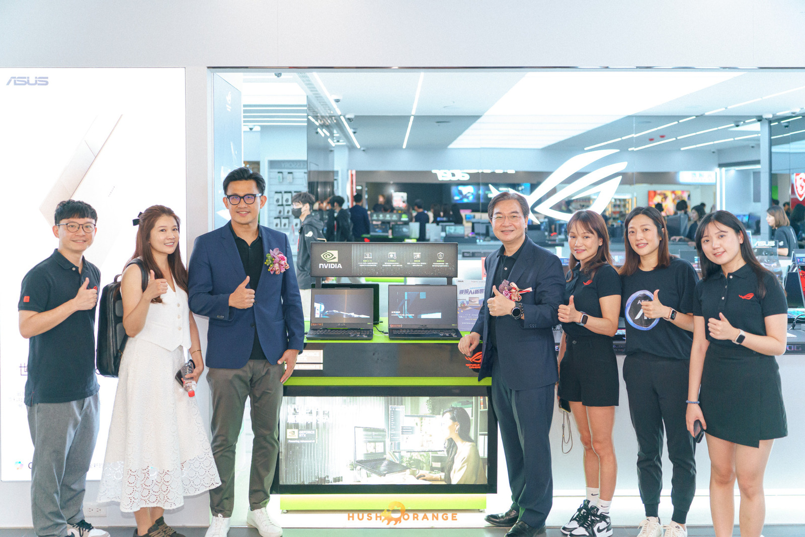 專業攝影團隊皓橘攝影在高雄鳳山Nova店拍攝開幕式剪彩儀式活動記錄的畫面，詢問活動攝影報價