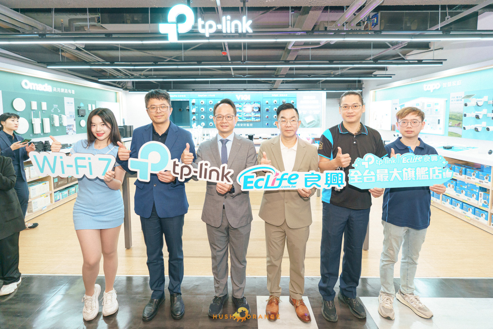 專業攝影團隊皓橘攝影在高雄鳳山Nova店拍攝開幕式剪彩儀式活動記錄的畫面，詢問活動攝影報價