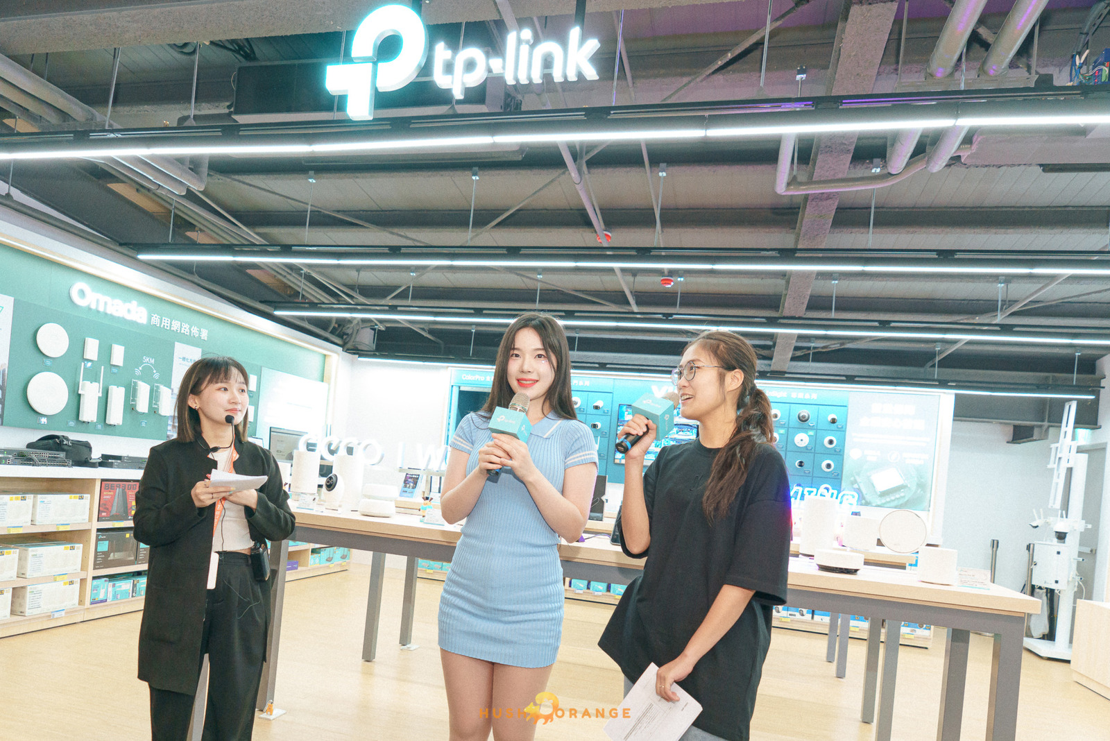 專業攝影團隊皓橘攝影在高雄鳳山Nova店拍攝開幕式剪彩儀式活動記錄的畫面，詢問活動攝影報價