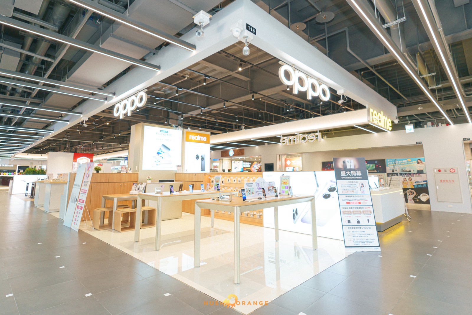 專業攝影團隊皓橘攝影在高雄鳳山Nova店拍攝開幕式剪彩儀式活動記錄的畫面，詢問活動攝影報價