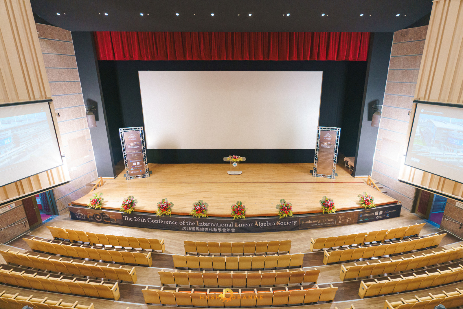 專業攝影團隊皓橘攝影在中山大學拍攝 2025 國際線性代數年會之活動紀錄畫面，歡迎洽詢相關活動攝影報價