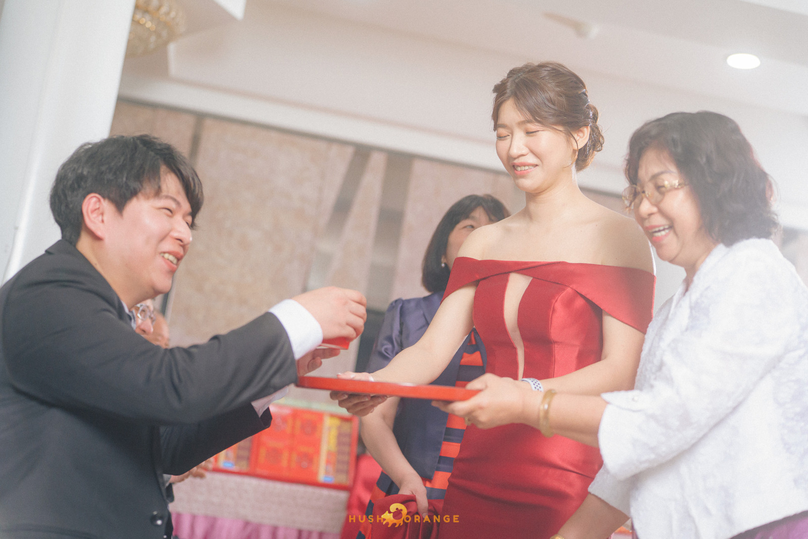 皓橘專業攝影團隊在屏東阿菊食堂拍攝新人婚禮之活動紀錄畫面，捕捉下新人間及家人間珍貴的瞬間，歡迎洽詢相關活動攝影報價