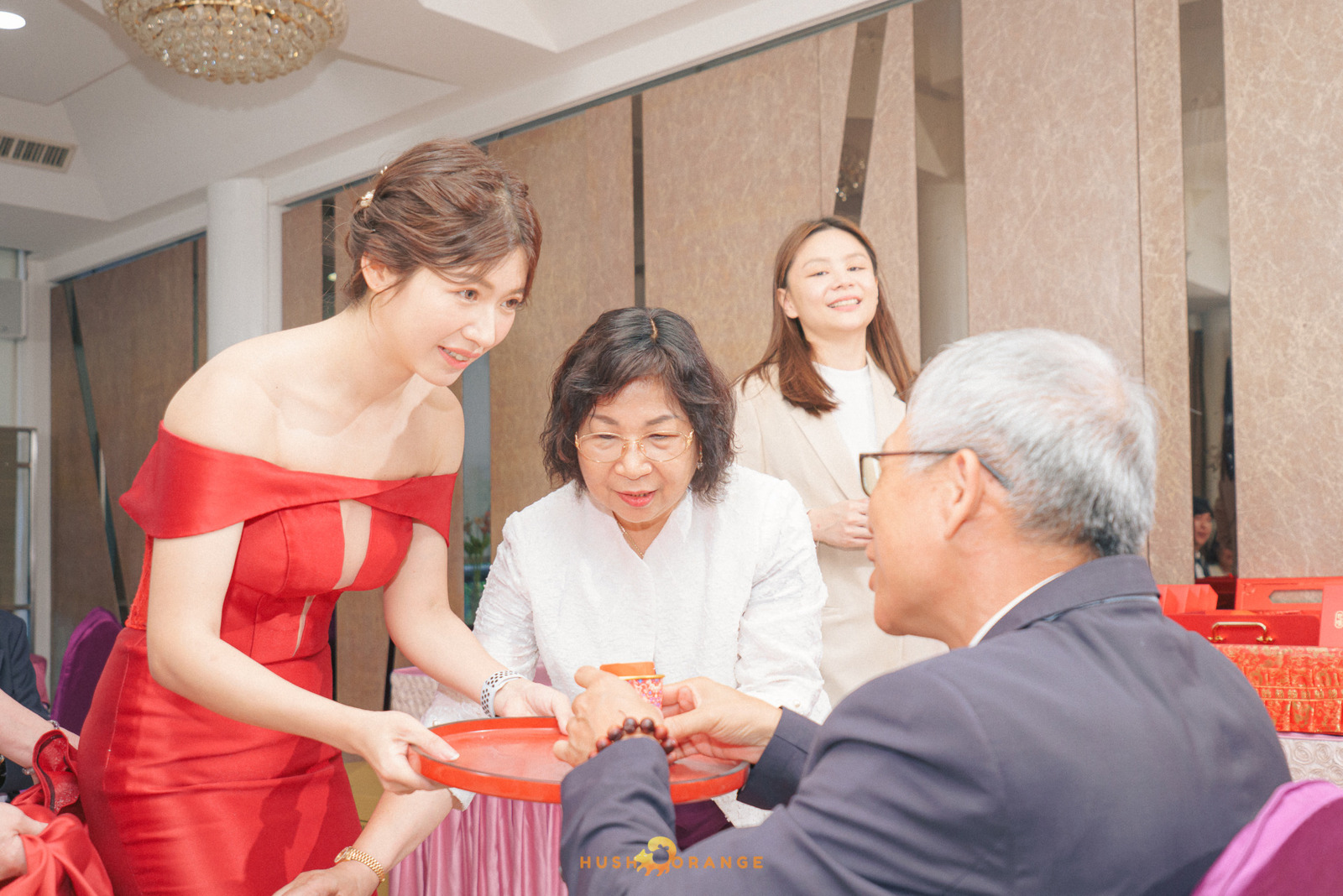 皓橘專業攝影團隊在屏東阿菊食堂拍攝新人婚禮之活動紀錄畫面，捕捉下新人間及家人間珍貴的瞬間，歡迎洽詢相關活動攝影報價