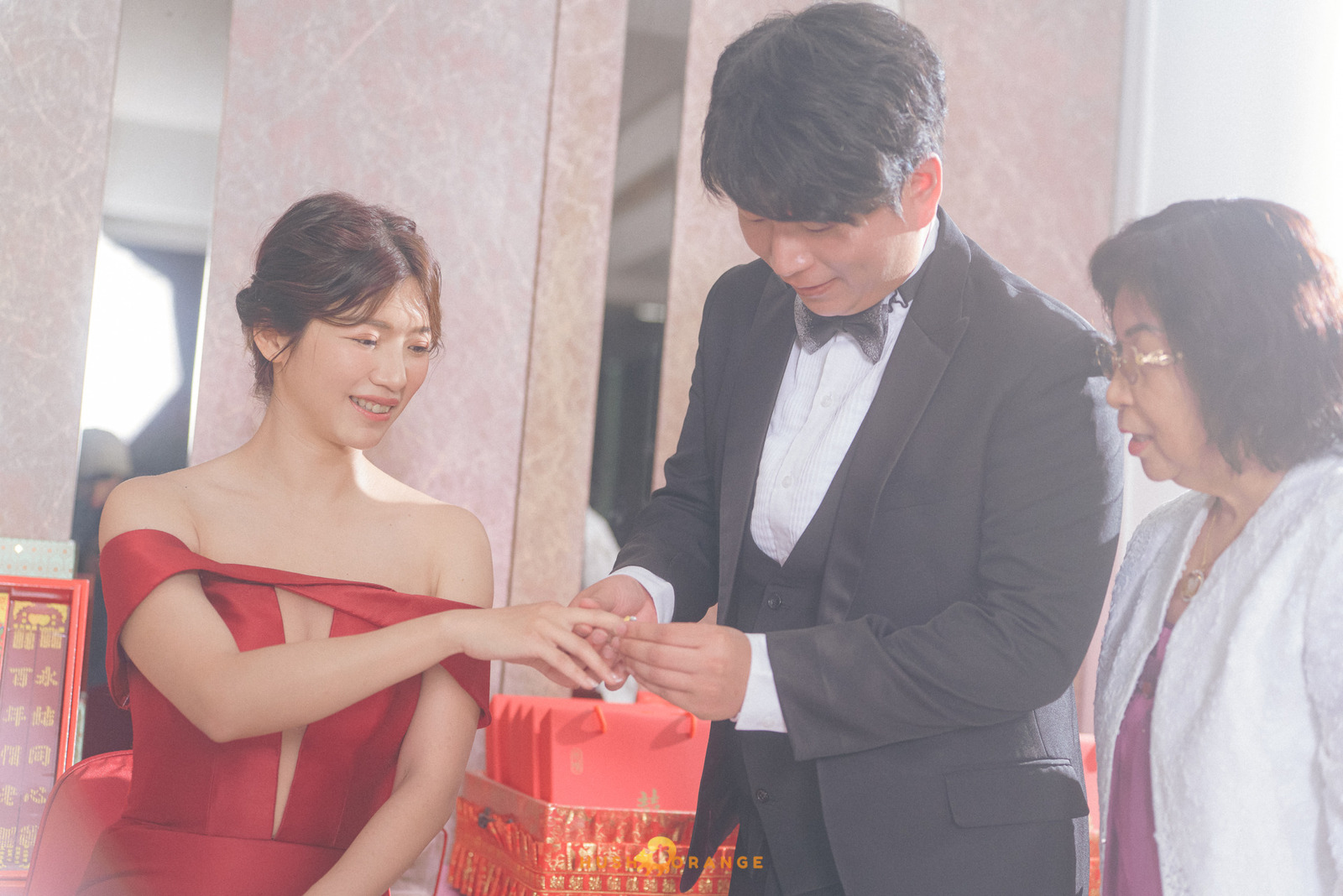 皓橘專業攝影團隊在屏東阿菊食堂拍攝新人婚禮之活動紀錄畫面，捕捉下新人間及家人間珍貴的瞬間，歡迎洽詢相關活動攝影報價