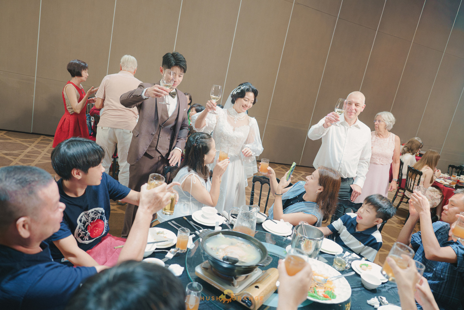 皓橘專業攝影團隊在高雄老新台菜十全店拍攝新人婚禮之活動紀錄畫面，捕捉跨國婚姻的美麗瞬間，歡迎洽詢相關活動攝影報價