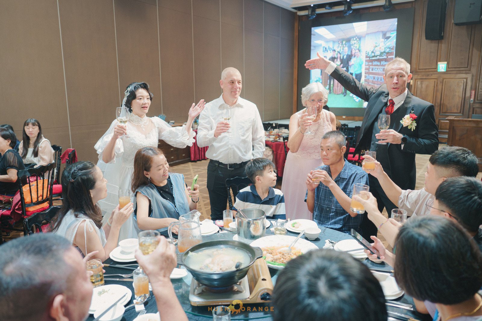 皓橘專業攝影團隊在高雄老新台菜十全店拍攝新人婚禮之活動紀錄畫面，捕捉跨國婚姻的美麗瞬間，歡迎洽詢相關活動攝影報價