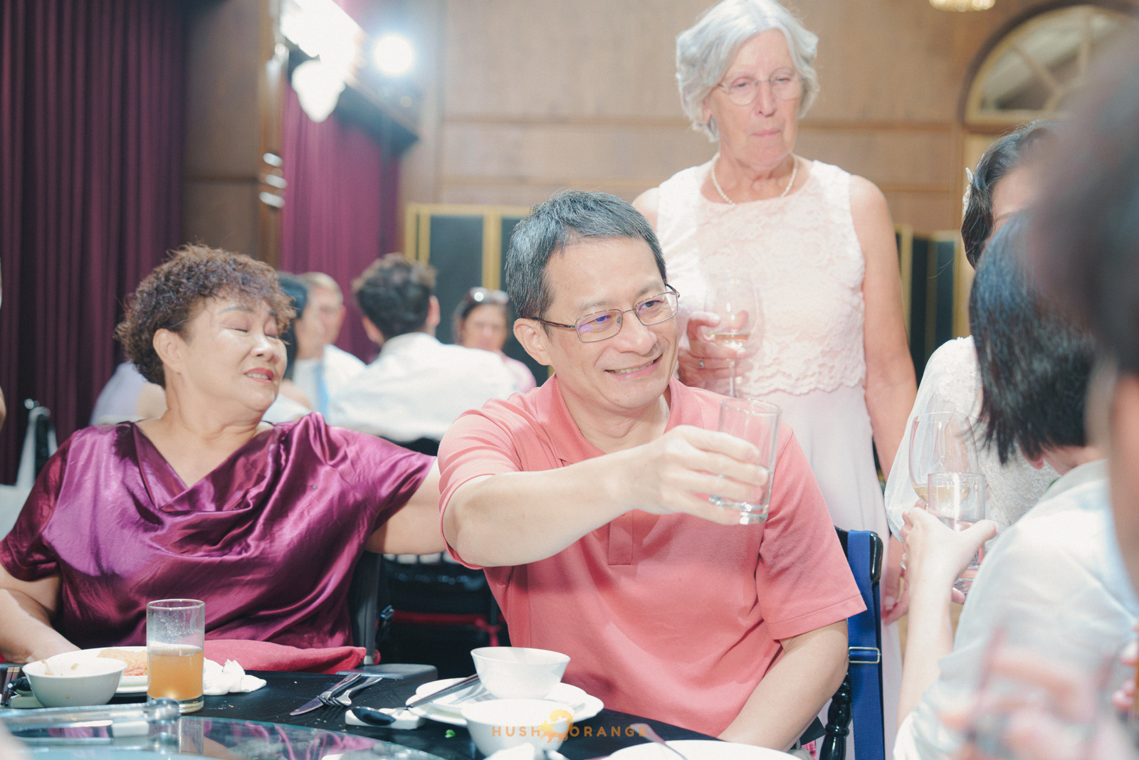 皓橘專業攝影團隊在高雄老新台菜十全店拍攝新人婚禮之活動紀錄畫面，捕捉跨國婚姻的美麗瞬間，歡迎洽詢相關活動攝影報價