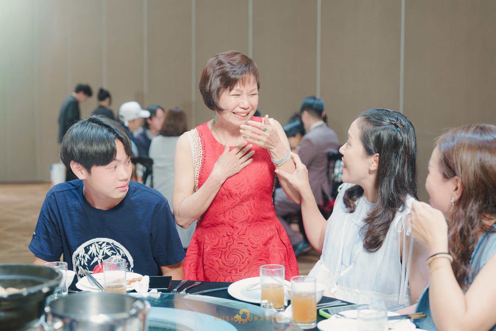 皓橘專業攝影團隊在高雄老新台菜十全店拍攝新人婚禮之活動紀錄畫面，捕捉跨國婚姻的美麗瞬間，歡迎洽詢相關活動攝影報價
