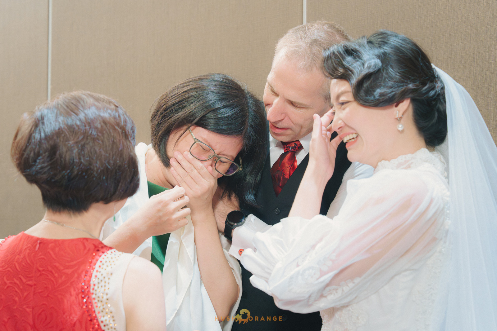 皓橘專業攝影團隊在高雄老新台菜十全店拍攝新人婚禮之活動紀錄畫面，捕捉跨國婚姻的美麗瞬間，歡迎洽詢相關活動攝影報價